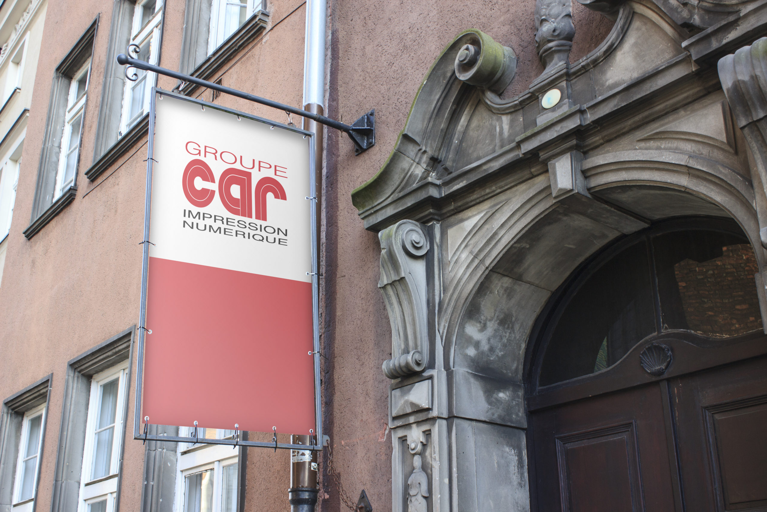 Exemple de bâche, banderoles ou bannières accrochées comme enseigne devant un bâtiment