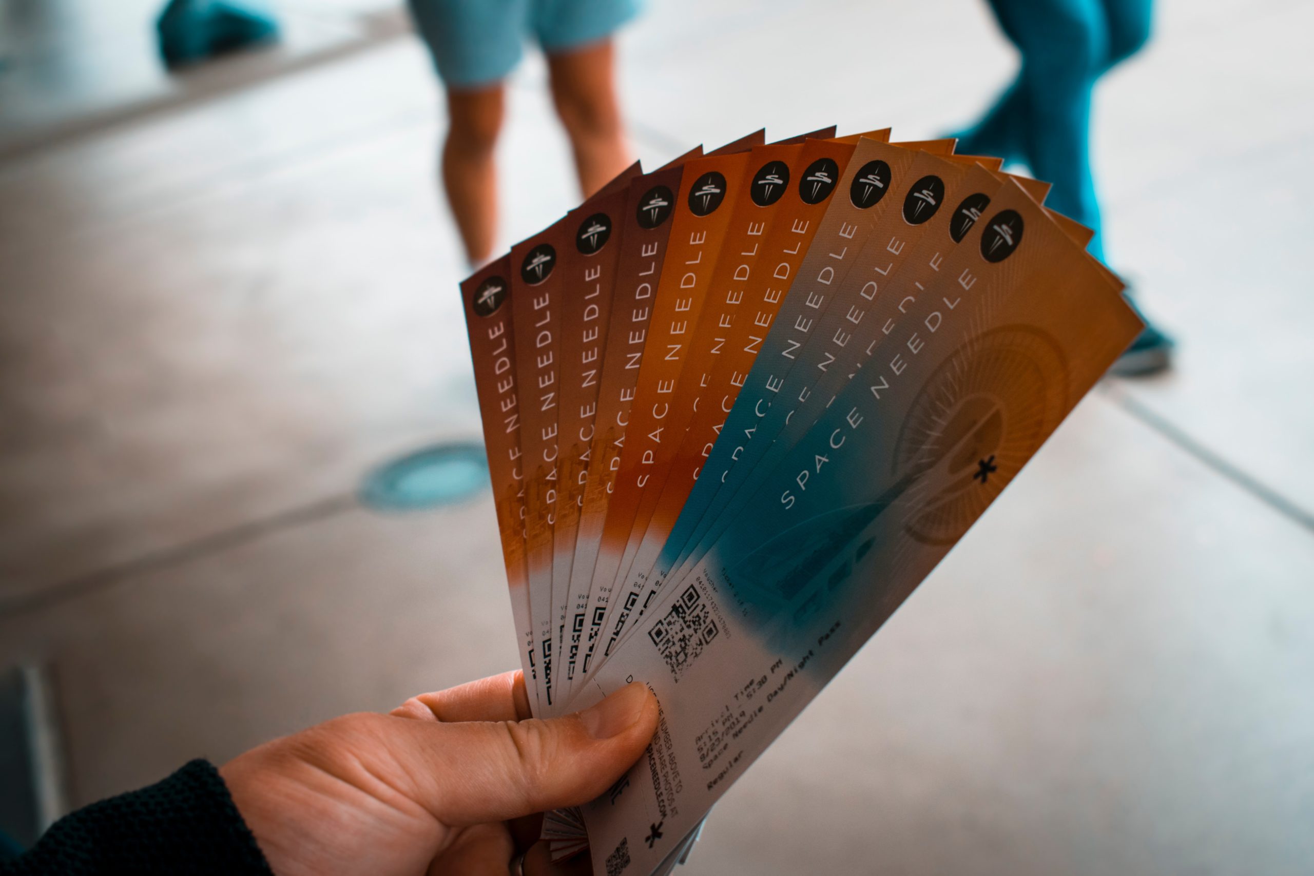 Exemple de ticket billet pour billetterie accès a une exposition, un musée ou un événement. Talon détachable. Avec QR code.